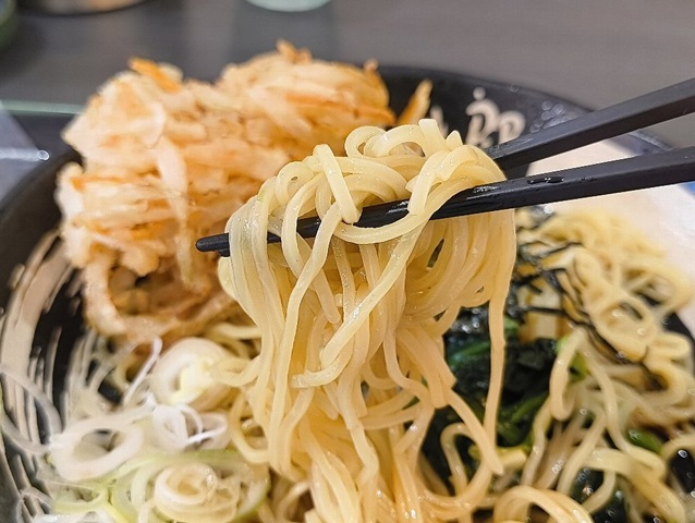 中華麺を手繰る
