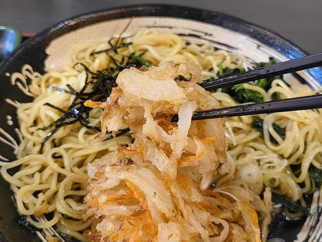 かきあげを食べる