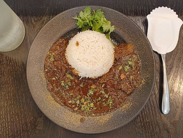 『スパイススペースウガヤ』の「黒毛和牛の牛すじカレー」でランチ。 「牛すじ」の脂とカレーが織りなすうまみが押し寄せてくる。中辛に指定したカレーソースを掬えば、実に心地よいのだ。それは決して辛くはなく、むしろ甘い。 その甘さが「黒毛和牛の牛すじカレー」なのだよ（笑）。（スパイススペースウガヤ 松屋浅草店：花川戸1丁目：松屋浅草 B1F）