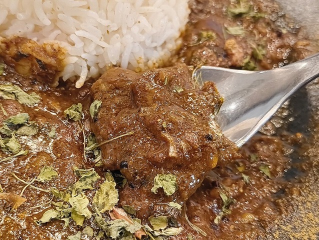 カレーを掬う