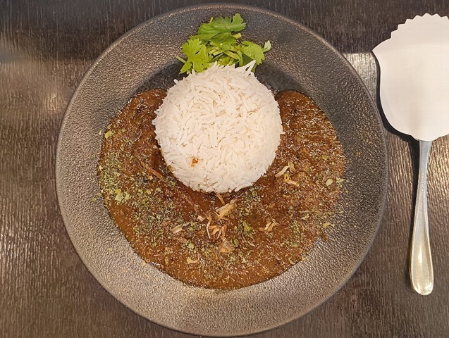 『スパイススペースウガヤ 松屋浅草店』の「黒毛和牛の牛すじカレー」でランチ。 このカレーソースの凄い処は、牛すじの脂とスパイスの織りなすうまみが押し寄せてくる処にある。それは決して辛くはなく、むしろ甘い 。その甘さが「黒毛和牛の牛すじカレー」なのだよ（笑）。（スパイススペースウガヤ 松屋浅草店：花川戸1丁目：松屋浅草 B1F）