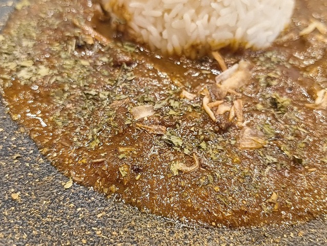 カレーソースに散らされたスパイス達