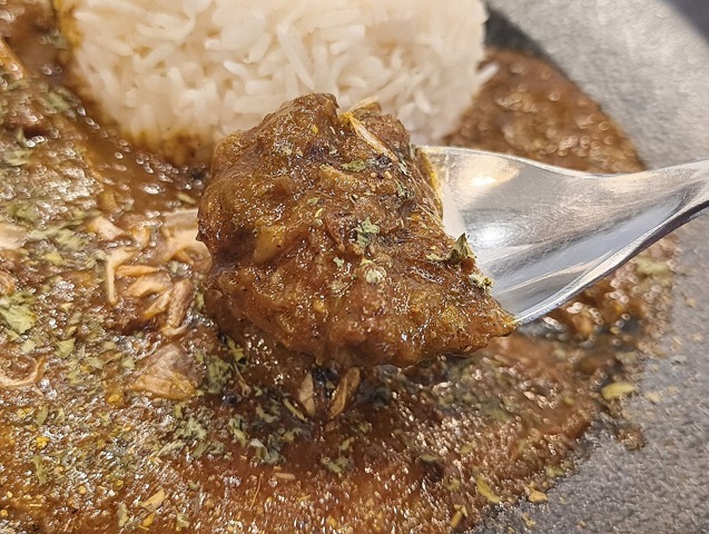 カレーソースを掬う