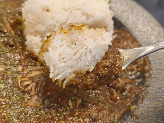 バスマティライスと日本の米とのハイブリッドをカレーライスにして食べる