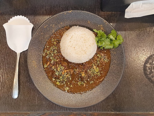 『スパイススペースウガヤ 松屋浅草店』の「黒毛和牛の牛すじカレー」でランチ。今日のライスは「バスマティライス（混）」ではなかったのだ。いや、日本米と「黒毛和牛の牛すじカレー」の相性の良さなんて最初から分かっていたことなのだが、「バスマティライスが混ざっているから」と言い訳を作ることで、自分自身を納得させていたのだ。 だから、これじゃダメなんだって（笑）。（花川戸1丁目：松屋浅草 B1F）