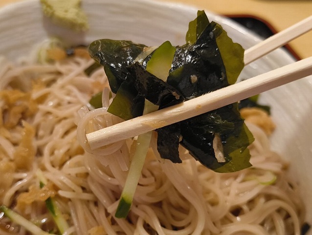 胡瓜とわかめと一緒に蕎麦を手繰る