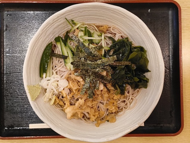 『琴富貴』で「冷したぬきそば」（大盛）でランチ。たぬき（天かす）のおかげで、蕎麦を薄い油の膜がコーティングしてくれる。このコーティングこそ、あたしが望んでいた「油」の姿なのだよ。それで蕎麦を手繰れば、それはうまいに決まっているのだよ（笑）。（琴富貴：墨田区吾妻橋1）