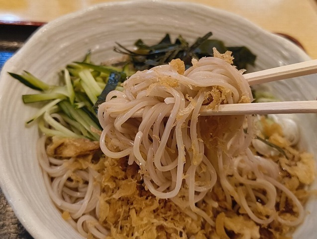 最初に蕎麦を手繰ってみる
