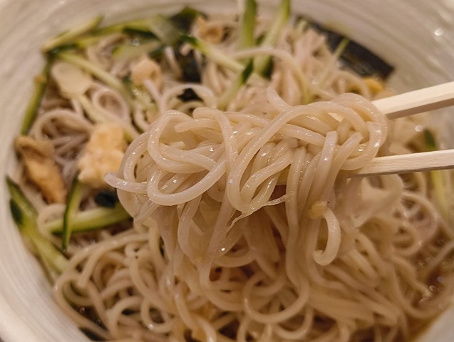 油のコーティングされた蕎麦を手繰る
