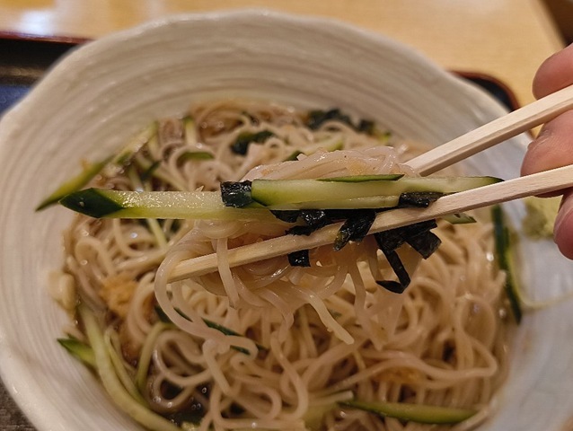 大好きな胡瓜と一緒に蕎麦を手繰る