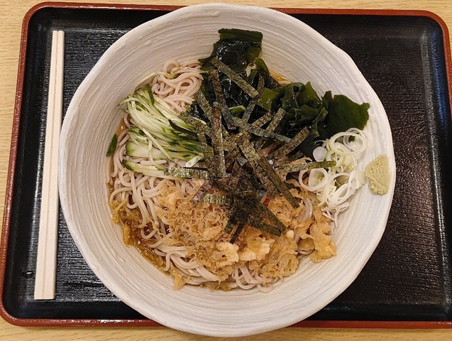 「琴富貴」で「冷したぬきそば」（大盛）を食べる。出てきた「冷したぬきそば」は 「天かす」に「胡瓜」と「わかめ」、そしてその上の「刻み海苔」がのっている。 どうだい、うまそうだろう（笑）。（琴富貴：墨田区吾妻橋1）