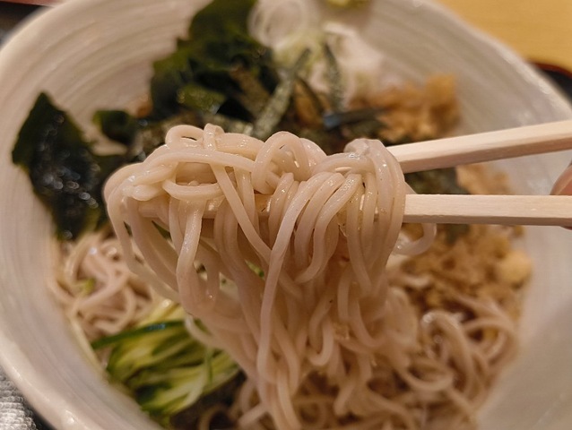 先ずは蕎麦を手繰る
