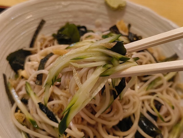 大好きな胡瓜と一緒に蕎麦を手繰る