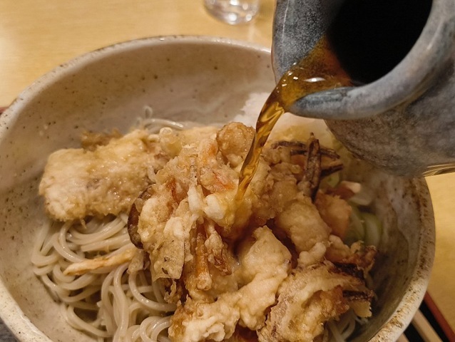 徳利から黒々とした汁を掛けてやる