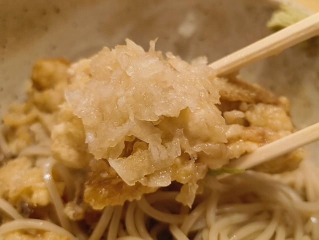 おろしをかき揚げの上にのせて食べる
