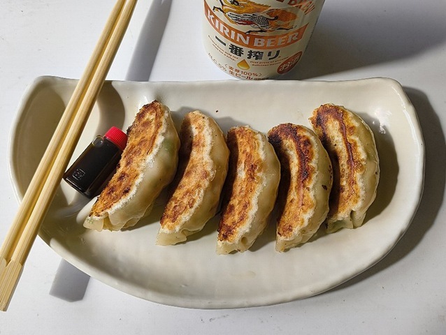 「ビール」をもっていって「桐生屋」で「餃子」を食べよう。「桐生屋」では「ビール」を販売していなかったので、自分で買ってもって行くのだよ。ここはそんな店なのだが、勿論うまいのだわ(笑)。(餃子専門店 桐生屋:ジョイフル三ノ輪:荒川区南千住1丁目)
