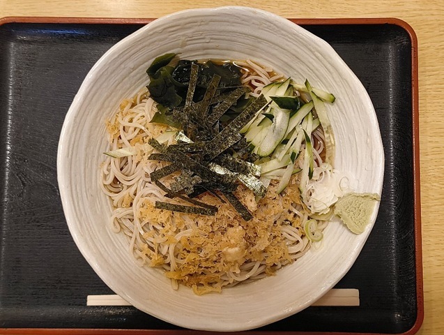 『琴富貴』の「冷したぬきそば」（大盛）でランチ。「天かす」こそが「たぬきそば」の命である。全体をぐるぐると掻き混ぜてやる。すると、至福のコーティング作業が始まる。蕎麦は油を纏い、薄く光を放ち始める。 その蕎麦を手繰れば、うまいに決まっているのだよ（笑）。（琴富貴：墨田区吾妻橋1）