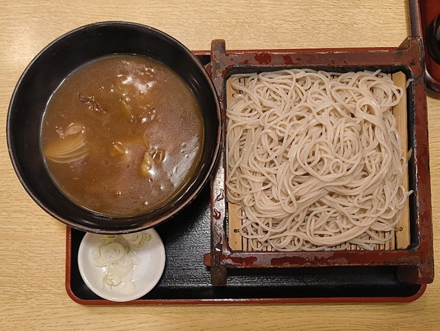 『琴富喜』の「カレーせいろ」でランチ。 このたっぷりと纏わり付くカレーが蕎麦と相まって抜群にうまい「カレーそば」になるのだが、今年の残暑はまだまだ続く予定だが、何とか「カレーせいろ」で乗り切りたいのだよ（笑）。（琴富貴：墨田区吾妻橋1）