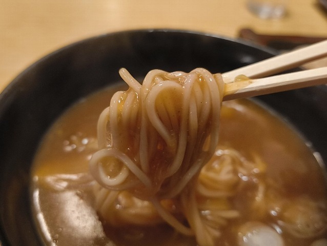 カレーをたっぷりつけて食べる