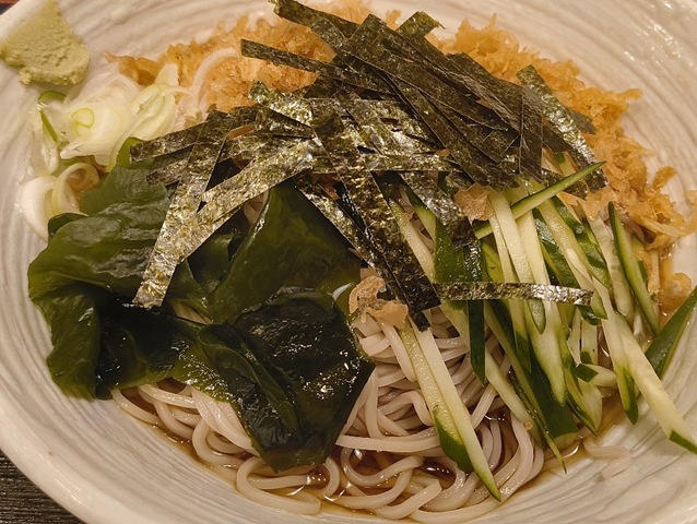 残りの半分に胡瓜とわかめそしてその上に刻み海苔がのっている