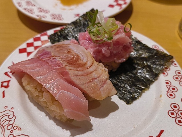東日本限定 まぐろ3貫盛り（中とろこがし醤油、まぐろ、ねぎまぐろ包み）