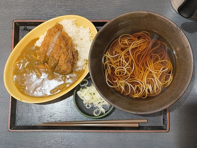 『ゆで太郎 もつ次郎本所吾妻橋店』の「ミニカツカレーセット」（温）でランチ。『ゆで太郎』の蕎麦（「かけそば」）は添え物に過ぎないが、こいつは、瞬間が勝負の蕎麦なのだと思う。例えば、賞味期限は60秒とかの（笑）。でもセットで食べれば、勿論、うまかったのだよ（笑）。（ゆで太郎 もつ次郎本所吾妻橋店：墨田区吾妻橋3丁目）