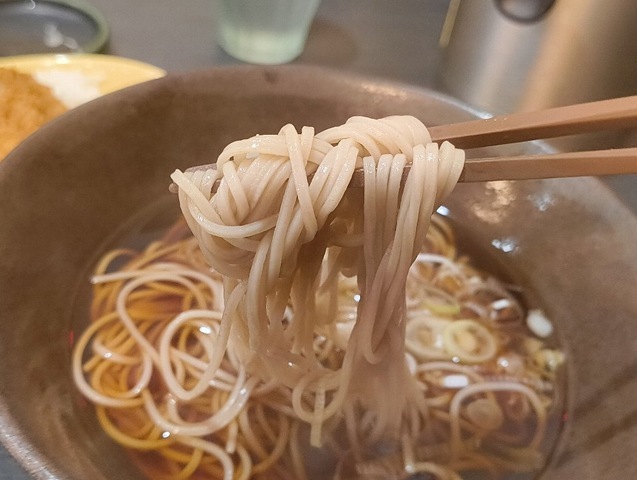 蕎麦を手繰る