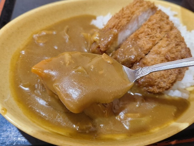 カレーを食べる