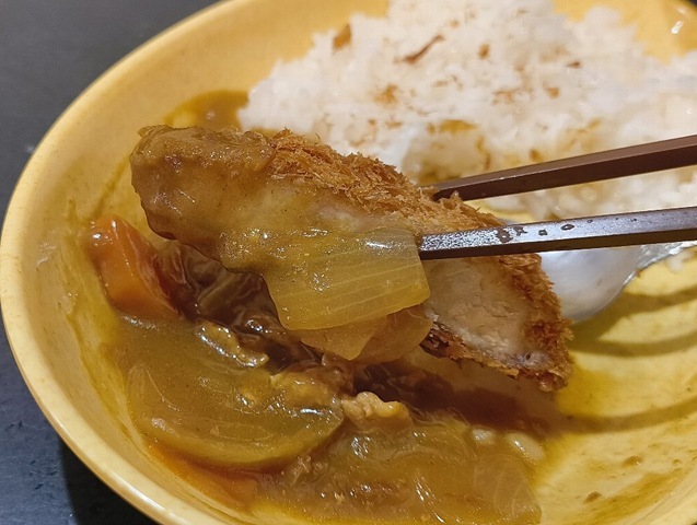 カツを食べる