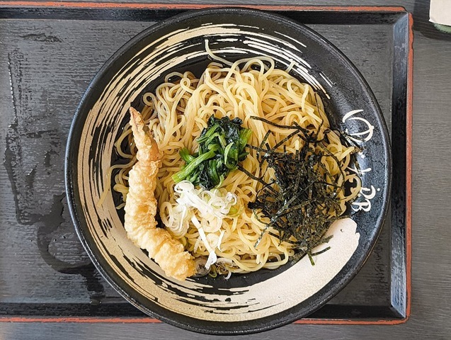 『ゆで太郎 もつ次郎本所吾妻橋店』の「ざる中華」と「海老天」（無料クーポン券）でランチ。山ほどある「無料クーポン券」が8月31日で切れてしまうので「海老天」をもらったのだが、中華麺で食べる「海老天」は、油の量も丁度であって、蕎麦を手繰るよりもうまいのだよ（笑）。（ゆで太郎 もつ次郎本所吾妻橋店：墨田区吾妻橋3丁目）