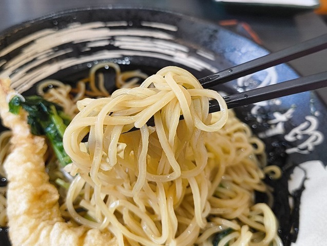 中華麺を手繰る