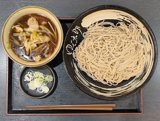 「ゆで太郎」で「ゴロゴロ鴨せいろ」（おそば1.5倍）でランチ。これは良くできた「せいろ」で、名指しの通りゴロゴロと「鴨肉」が入っている、 しかも角切りで思わず笑ってしまうのであるが、勿論、うまいのだよ（笑）。（ゆで太郎 もつ次郎本所吾妻橋店：墨田区吾妻橋3丁目）