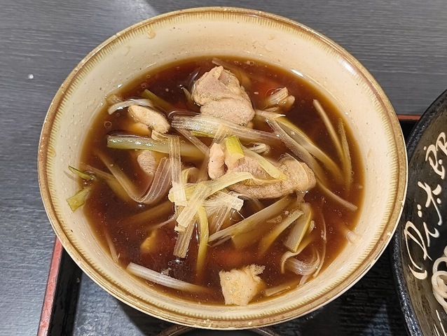 蕎麦汁は鴨肉とねぎが椀に入っている