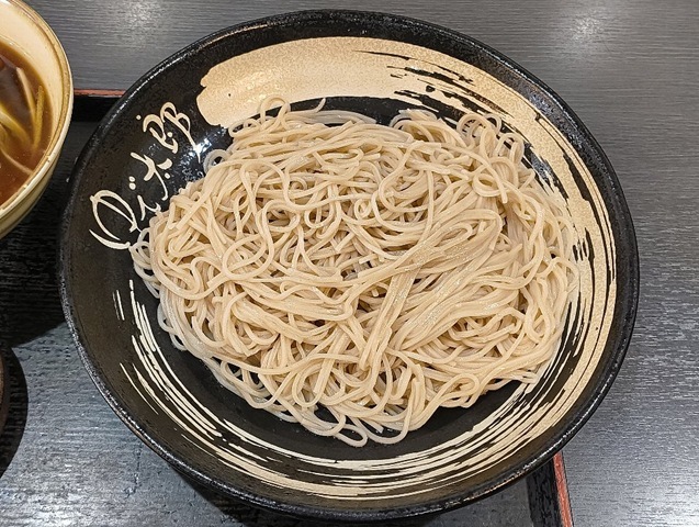 江戸細切りの定寸1.4mmで切られた蕎麦が皿の上で渦巻いている