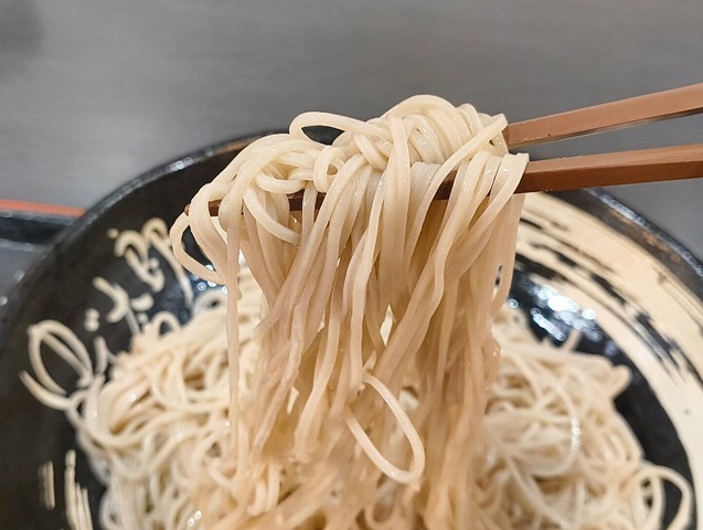 蕎麦を手繰る