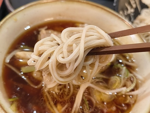 椀の蕎麦汁を纏って蕎麦が出て来る