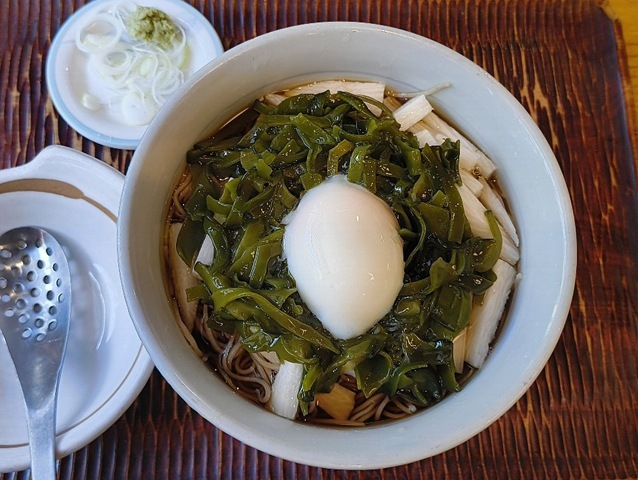 「福田屋」の「巣ごもりそば」と「冷したぬきそば」でランチ。この「巣ごもりそば」についてきた「穴あきレンゲスプーン」をどう使えばよいのかわからなかったのだが、最後にあー成る程と思ったのだよ。勿論、うまかったのだ（笑）。（渋谷区道玄坂2丁目）