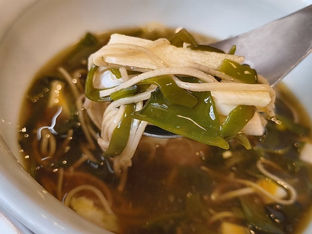 穴あきレンゲスプーンを使って食べるのだ