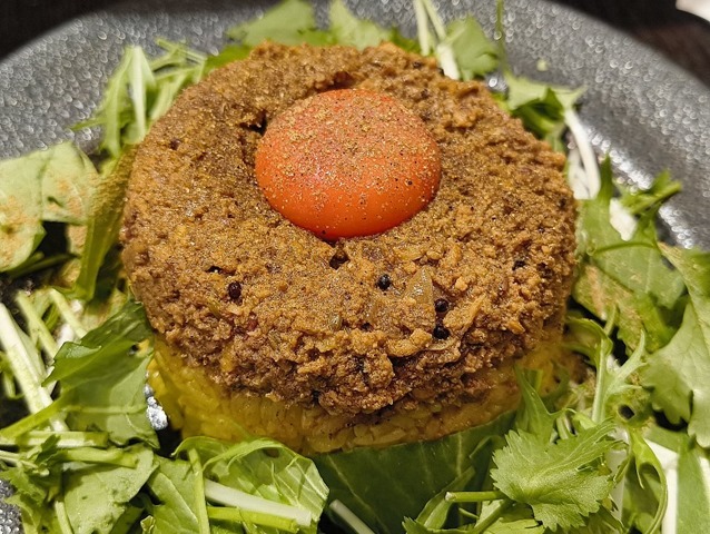 このドライキーマカレーの醍醐味は黄身の存在なのだ