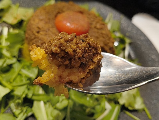 先ずはドライキーマカレーを食べる