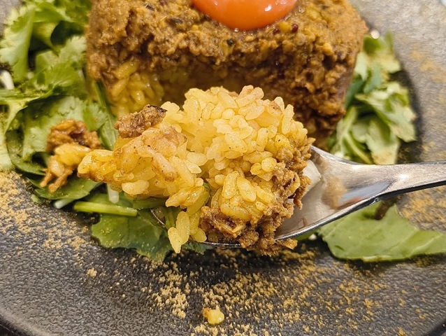 先ずはドライキーマカレーを食べる