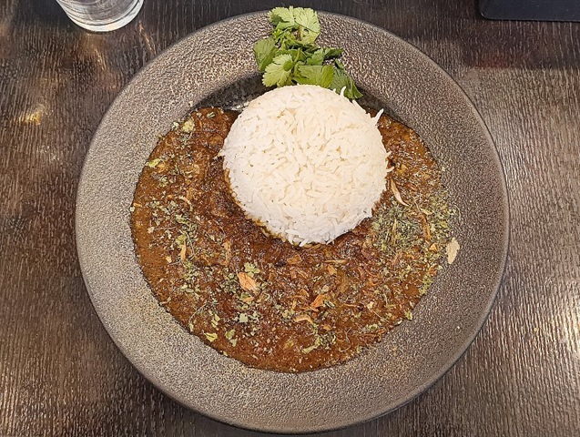 『スパイススペースウガヤ』の「黒毛和牛の牛すじカレー」でランチ。 バスマティライスに日本の米のハイブリッド。それに黒毛和牛の牛すじカレーだ。 両者が口の中で混ざり合う刹那――。それはもう、理屈抜きにうまいのだよ（笑）。（スパイススペースウガヤ 松屋浅草店：花川戸1丁目：松屋浅草 B1F）