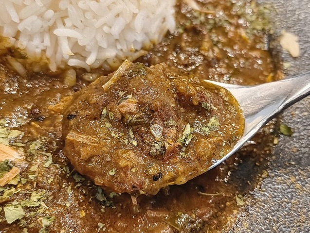 カレーを掬う