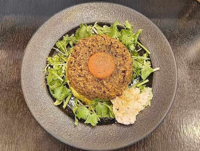 「スパイススペースウガヤ」の「ドライキーマカレー」でランチ。この「ドライキーマカレー」は「黄身」を潰して崩してやると見事に黄色い蜜の道をつくる。 そして「カレー」とご飯と黄身を食べると、あーこれがな何とも云えずにうまいのだよ（笑）。（スパイススペースウガヤ 松屋浅草店：花川戸1丁目：松屋浅草 B1F）