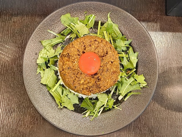 『スパイススペースウガヤ 松屋浅草店』の「ドライキーマカレー」でランチ。緑色のパクチーと水菜をベースに、固められたライス、その上にど「ドライキーマカレー」、そして頂点の黄身。この4段階になったフォルムがたまらない。無論、うまいのだよ（笑）。（スパイススペースウガヤ 松屋浅草店：花川戸1丁目：松屋浅草 B1F）