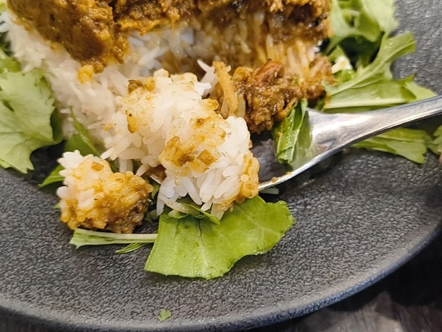 カレーを食べる