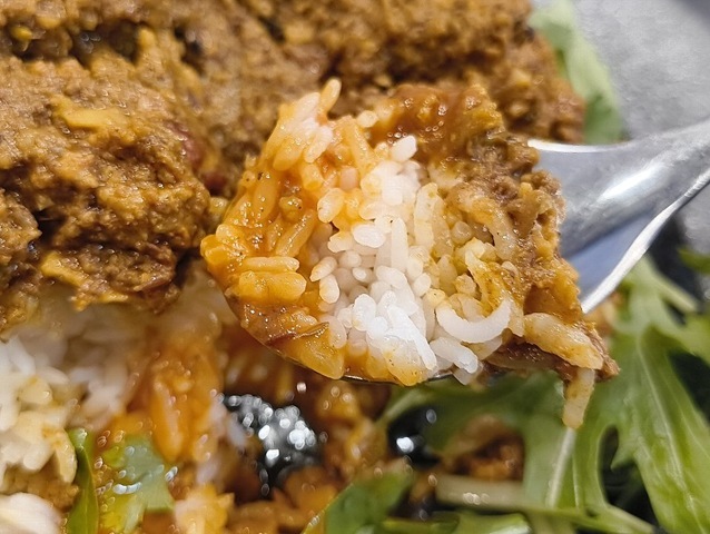 キーマカレーとライスと黄身を食べる