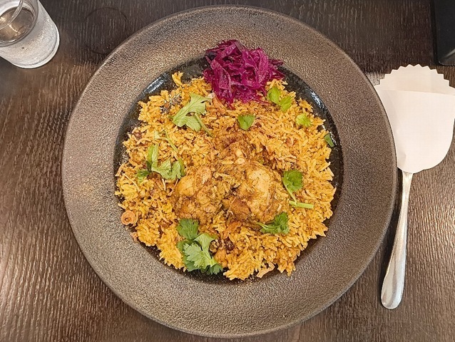 『スパイススペースウガヤ』の「チキンビリヤニ」でランチ。「クミンチキンカレー」に使われているものと同じ（だと思う）「手羽元」や、散らされている「パクチー」を一緒に食べても、そして「アチャール」を一緒に食べてみても、非常に良くできた「ビリヤニ」である。非常にうまいのだよ（笑）。（スパイススペースウガヤ 松屋浅草店：花川戸1丁目：松屋浅草 B1F）