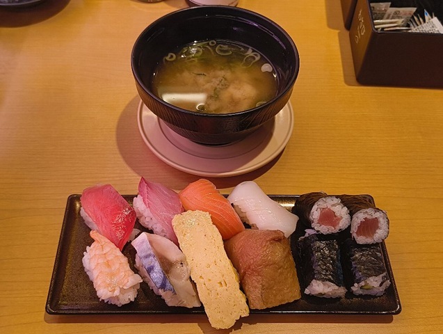 『スシロー 浅草吾妻橋店』で「すし10種盛り」と味噌汁でランチ。あたしはこのぎっしりとした詰め具合が好きだ。 そして、なかなかにコストパフォーマンスが良いんじゃないだろうか。ただ、「もう一度このランチを頼むか？」と聞かれれば、あたしはあたしは後3ヶ月はいい、と答えよう（笑）。 まあ、なんだかんだ云ってもうまかったのだよ（笑）。（スシロー 浅草吾妻橋店：墨田区吾妻橋１丁目）