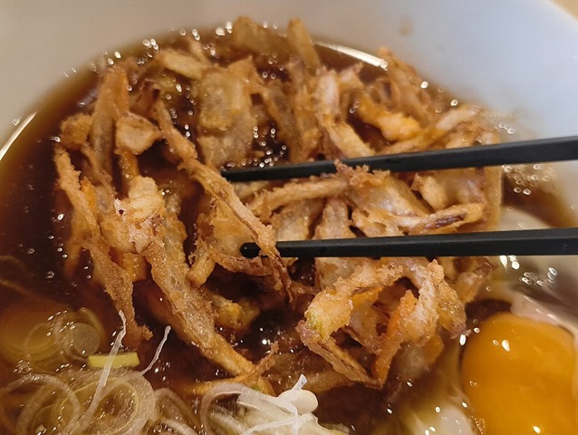 かき揚げを汁に浸す